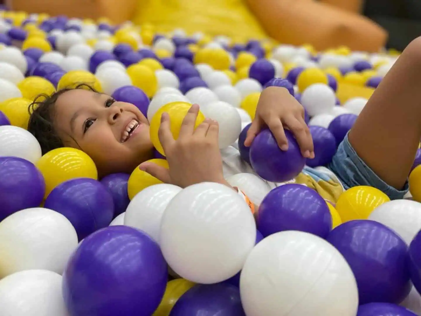 Niña feliz disfrutando en el área de juego